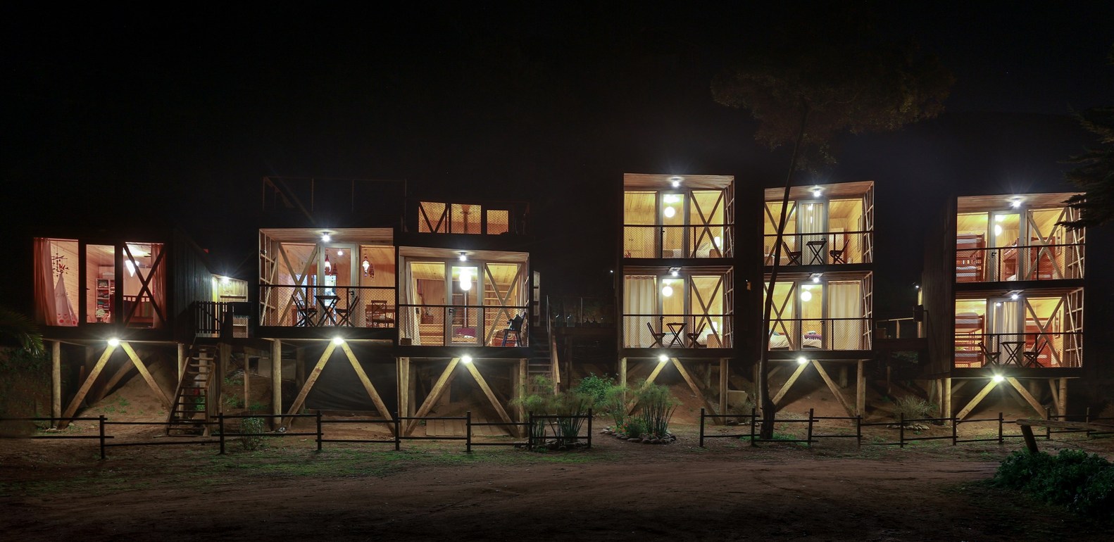 Hostal La Ritoqueña — vista general del conjunto integrado en la duna, arquitecto Alejandro Soffia